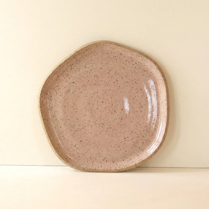Travessa Rasa Orgânica em cerâmica artesanal — tamanho 28CM, argila Flocos, esmalte Nude