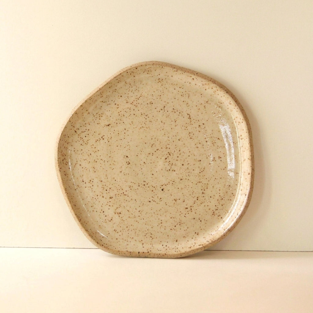 Travessa Rasa Orgânica em cerâmica artesanal — tamanho 28CM, argila Flocos, esmalte Pedra Sabão