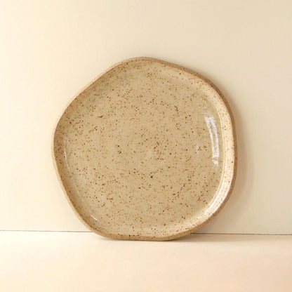 Travessa Rasa Orgânica em cerâmica artesanal — tamanho 28CM, argila Flocos, esmalte Pedra Sabão