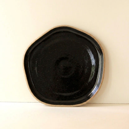 Travessa Rasa Orgânica em cerâmica artesanal — tamanho 28CM, argila Flocos, esmalte Preto Ébano