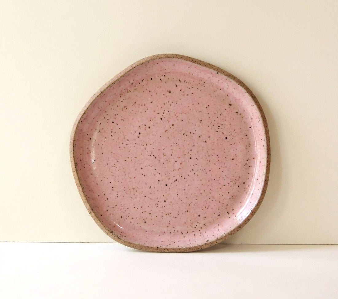 Travessa Rasa Orgânica em cerâmica artesanal — tamanho 28CM, argila Flocos, esmalte Rosa Barbie