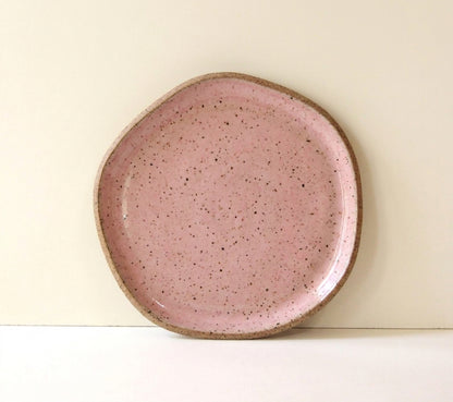 Travessa Rasa Orgânica em cerâmica artesanal — tamanho 28CM, argila Flocos, esmalte Rosa Barbie