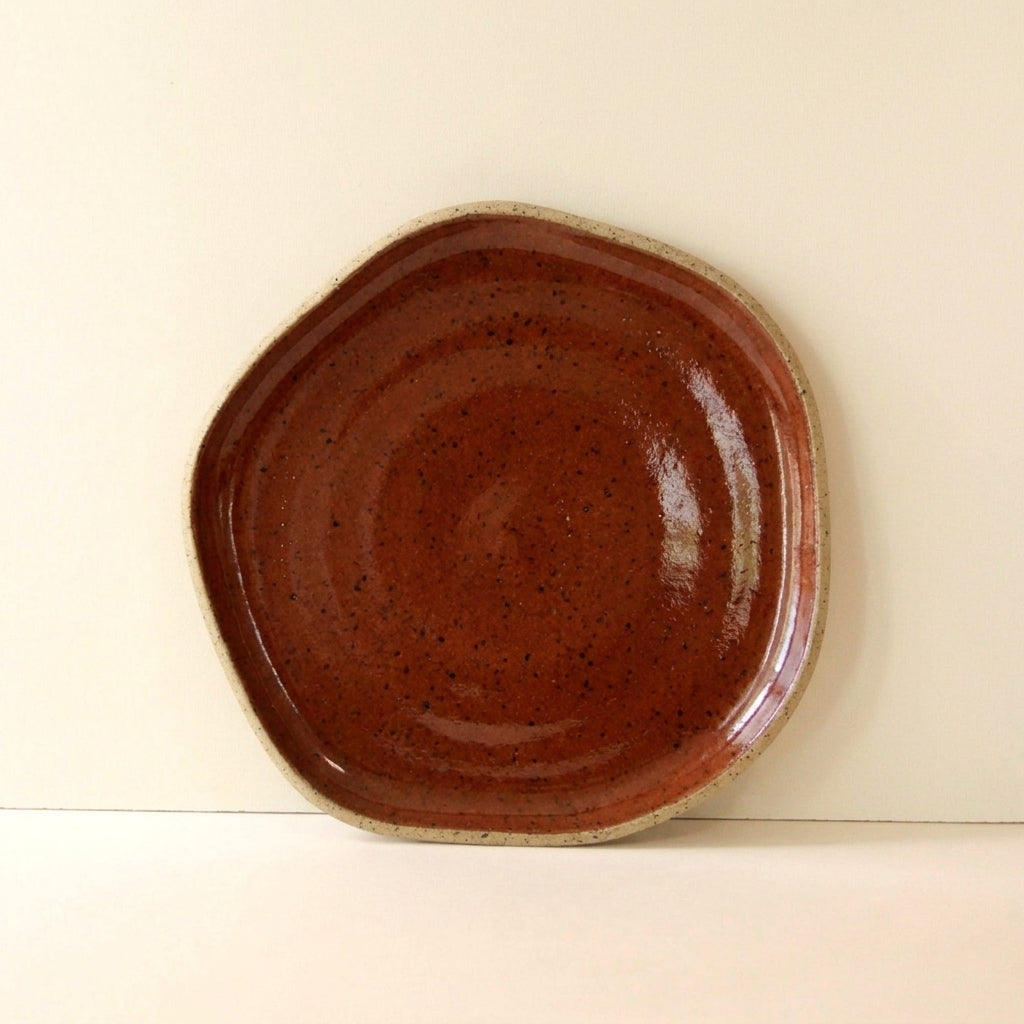 Travessa Rasa Orgânica em cerâmica artesanal — tamanho 28CM, argila Flocos, esmalte Sol de Terracota