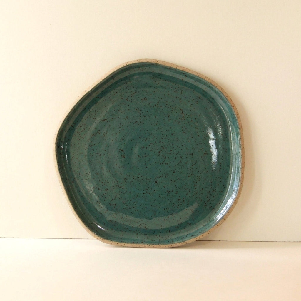 Travessa Rasa Orgânica em cerâmica artesanal — tamanho 28CM, argila Flocos, esmalte Verde Exército