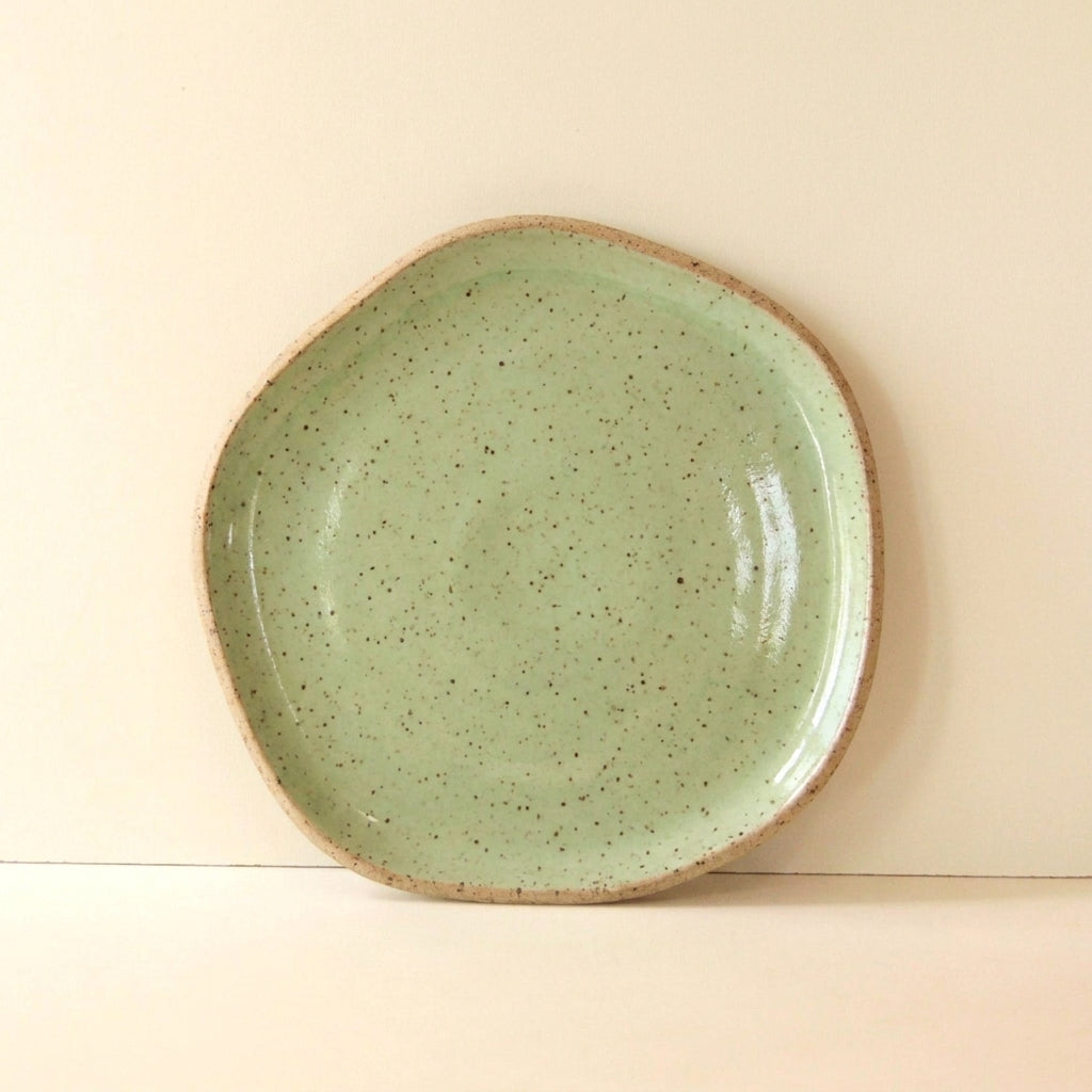 Travessa Rasa Orgânica em cerâmica artesanal — tamanho 28CM, argila Flocos, esmalte Verde Menta