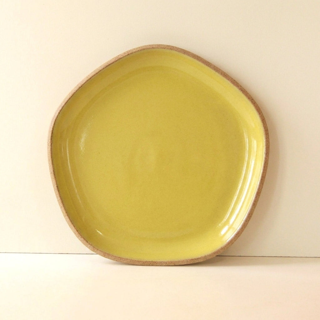 Travessa Rasa Orgânica em cerâmica artesanal — tamanho 32CM, argila Cappuccino, esmalte Amarelo Intenso