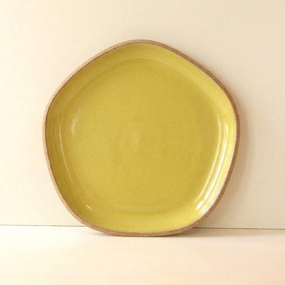 Travessa Rasa Orgânica em cerâmica artesanal — tamanho 32CM, argila Cappuccino, esmalte Amarelo Intenso