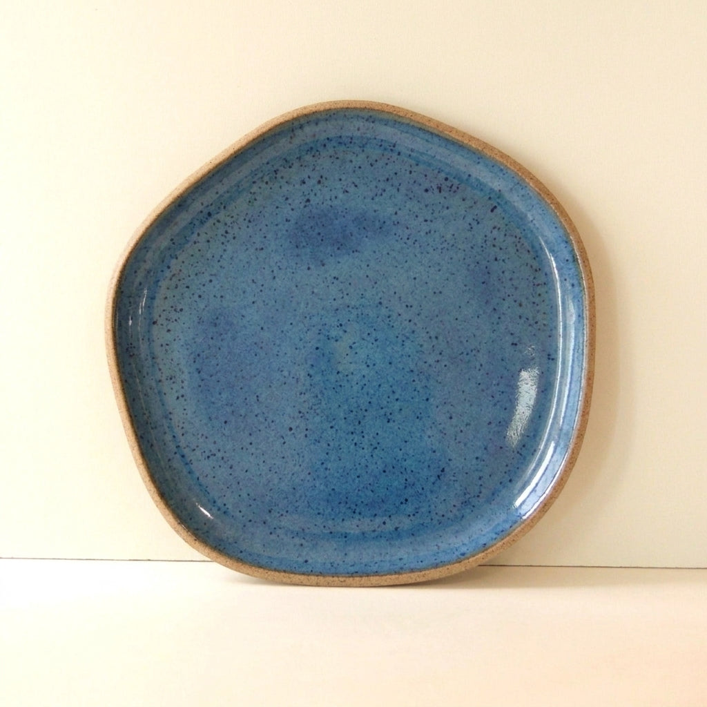 Travessa Rasa Orgânica em cerâmica artesanal — tamanho 32CM, argila Cappuccino, esmalte Azul Safira