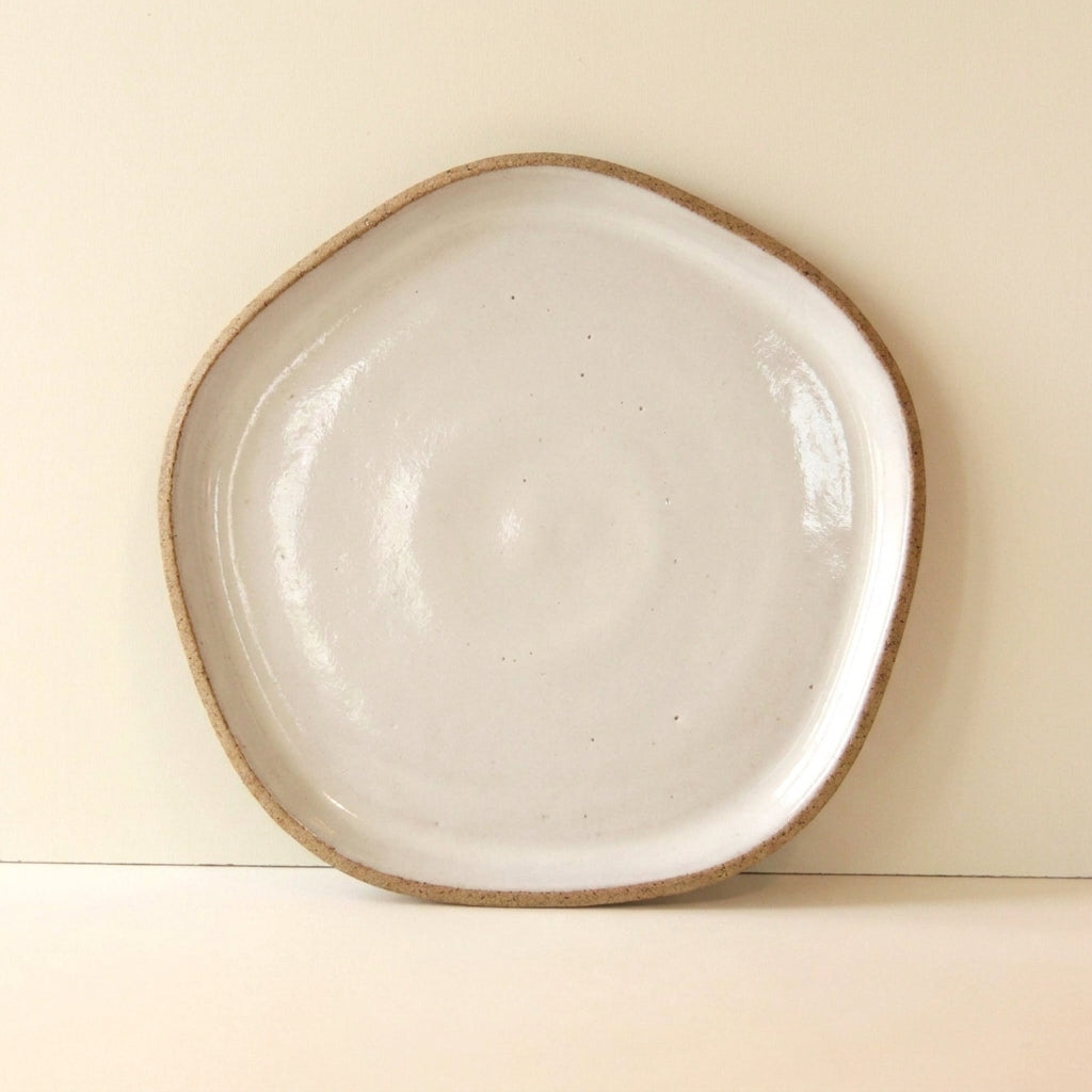 Travessa Rasa Orgânica em cerâmica artesanal — tamanho 32CM, argila Cappuccino, esmalte Branco AMME