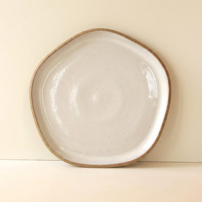 Travessa Rasa Orgânica em cerâmica artesanal — tamanho 32CM, argila Cappuccino, esmalte Branco AMME
