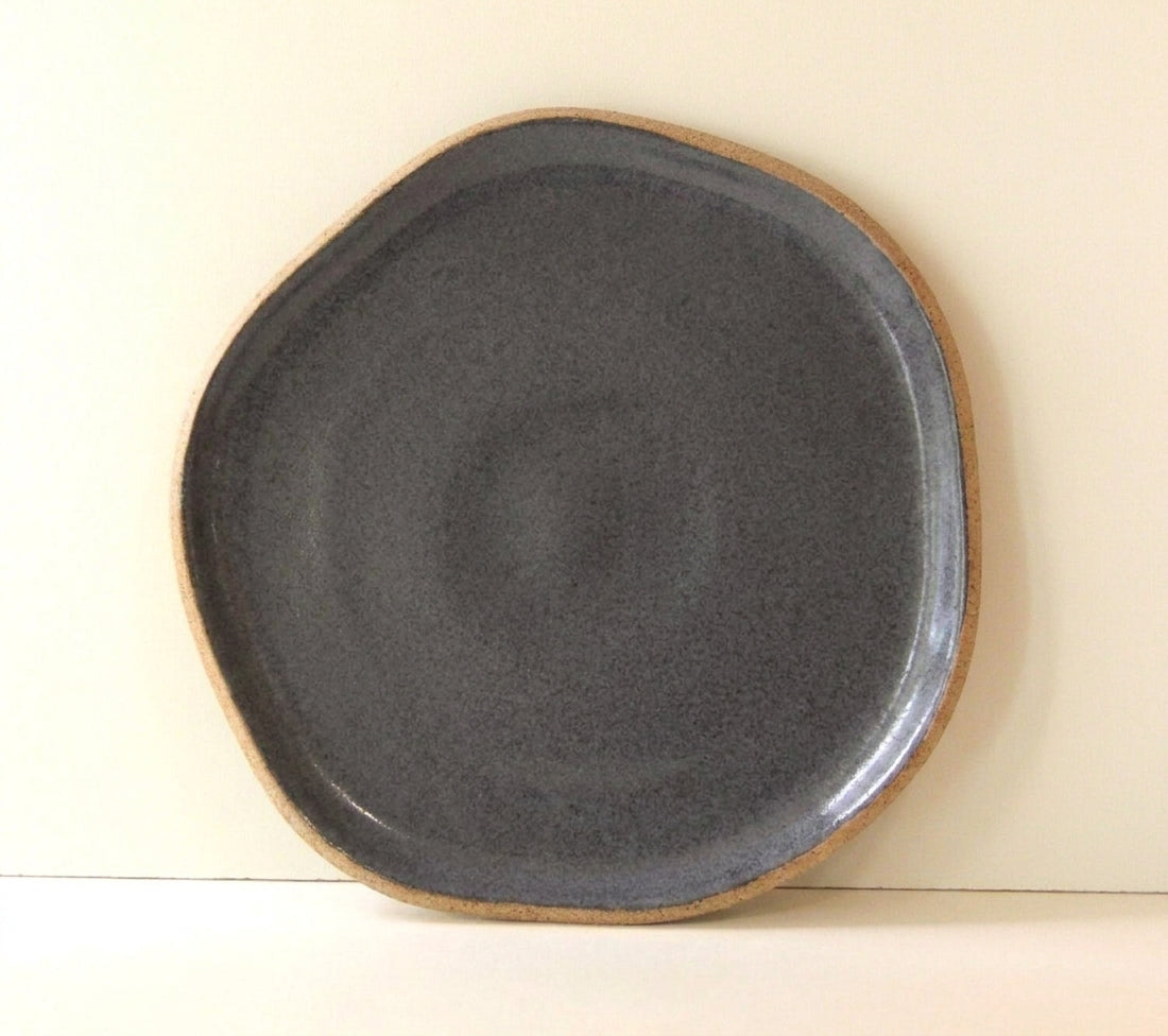 Travessa Rasa Orgânica em cerâmica artesanal — tamanho 32CM, argila Cappuccino, esmalte Grafite