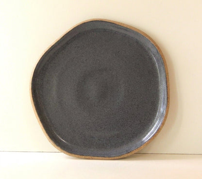 Travessa Rasa Orgânica em cerâmica artesanal — tamanho 32CM, argila Cappuccino, esmalte Grafite