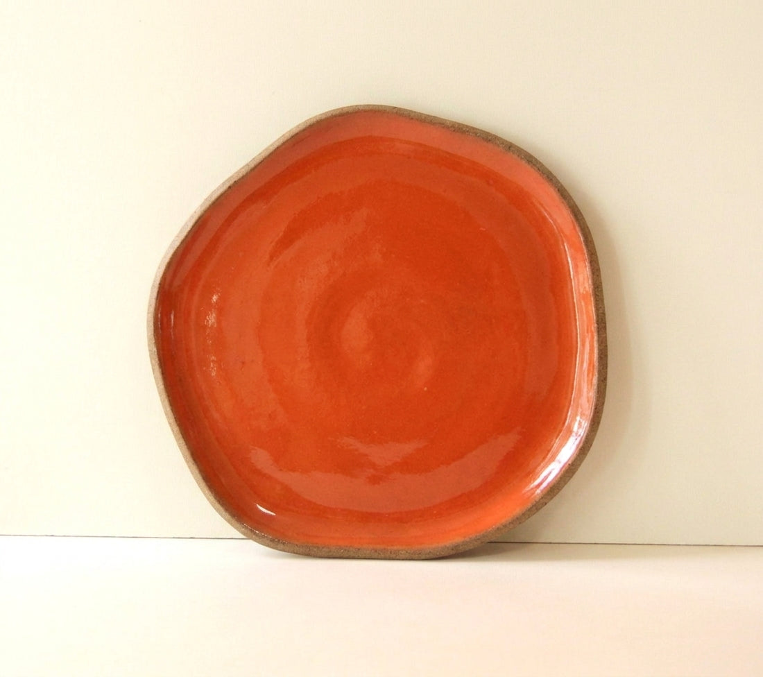 Travessa Rasa Orgânica em cerâmica artesanal — tamanho 32CM, argila Cappuccino, esmalte Laranja Intenso