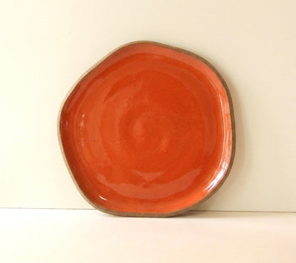 Travessa Rasa Orgânica em cerâmica artesanal — tamanho 32CM, argila Cappuccino, esmalte Laranja Intenso