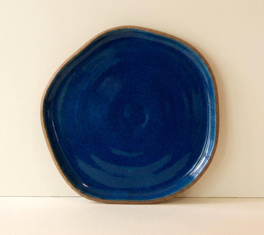Travessa Rasa Orgânica em cerâmica artesanal — tamanho 32CM, argila Cappuccino, esmalte Lazuli