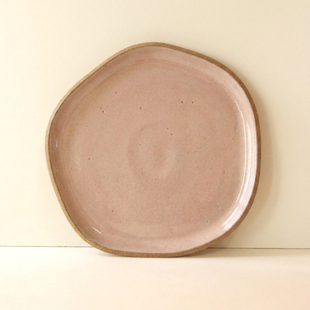 Travessa Rasa Orgânica em cerâmica artesanal — tamanho 32CM, argila Cappuccino, esmalte Nude