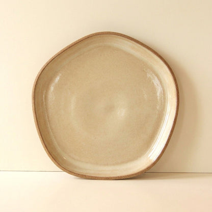 Travessa Rasa Orgânica em cerâmica artesanal — tamanho 32CM, argila Cappuccino, esmalte Pedra Sabão