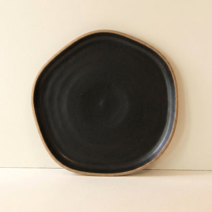 Travessa Rasa Orgânica em cerâmica artesanal — tamanho 32CM, argila Cappuccino, esmalte Preto Acetinado