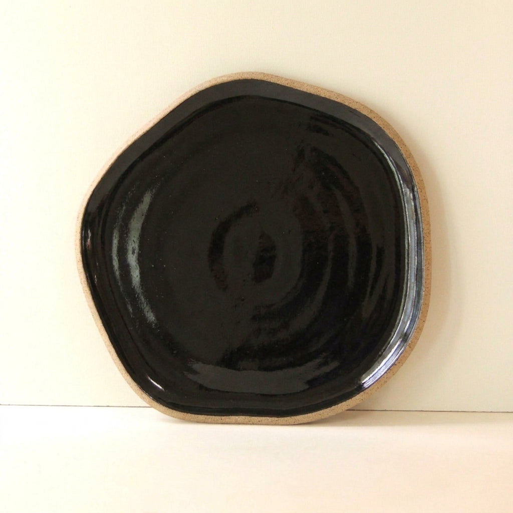 Travessa Rasa Orgânica em cerâmica artesanal — tamanho 32CM, argila Cappuccino, esmalte Preto Ébano