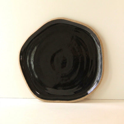 Travessa Rasa Orgânica em cerâmica artesanal — tamanho 32CM, argila Cappuccino, esmalte Preto Ébano