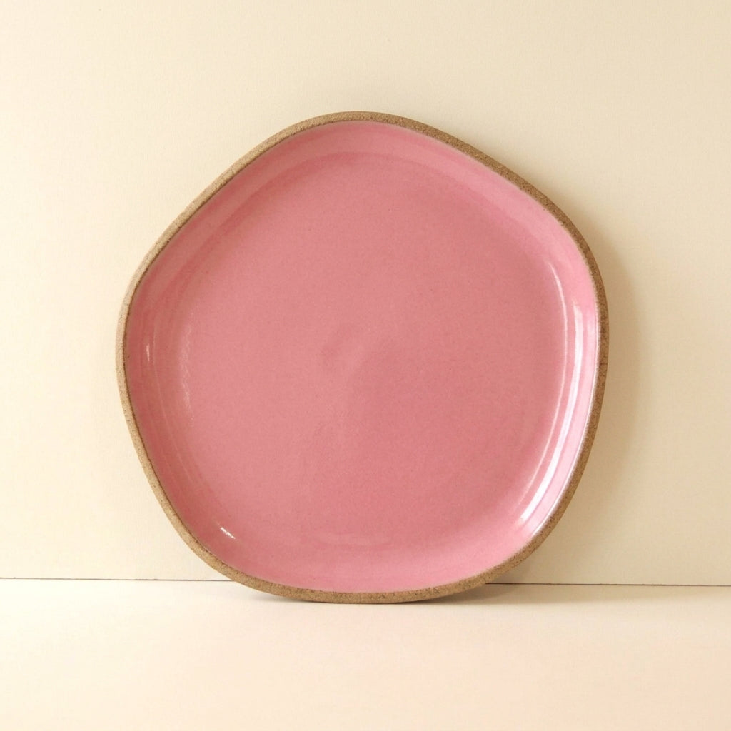 Travessa Rasa Orgânica em cerâmica artesanal — tamanho 32CM, argila Cappuccino, esmalte Rosa Barbie