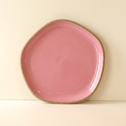 Travessa Rasa Orgânica em cerâmica artesanal — tamanho 32CM, argila Cappuccino, esmalte Rosa Barbie