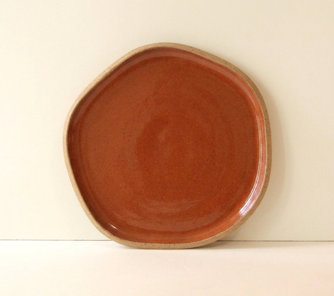 Travessa Rasa Orgânica em cerâmica artesanal — tamanho 32CM, argila Cappuccino, esmalte Sol de Terracota