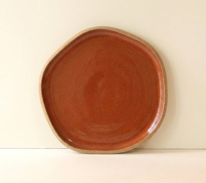 Travessa Rasa Orgânica em cerâmica artesanal — tamanho 32CM, argila Cappuccino, esmalte Sol de Terracota
