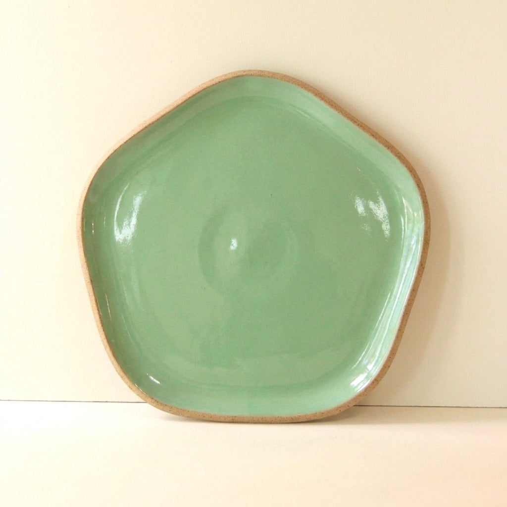 Travessa Rasa Orgânica em cerâmica artesanal — tamanho 32CM, argila Cappuccino, esmalte Verde Menta
