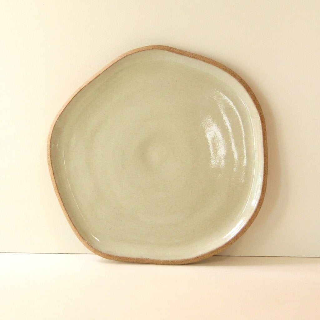 Travessa Rasa Orgânica em cerâmica artesanal — tamanho 32CM, argila Cappuccino, esmalte Verde Pompeia