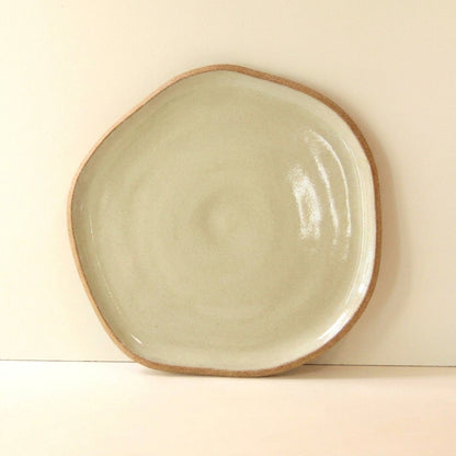 Travessa Rasa Orgânica em cerâmica artesanal — tamanho 32CM, argila Cappuccino, esmalte Verde Pompeia