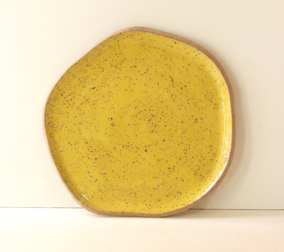 Travessa Rasa Orgânica em cerâmica artesanal — tamanho 32CM, argila Flocos, esmalte Amarelo Intenso