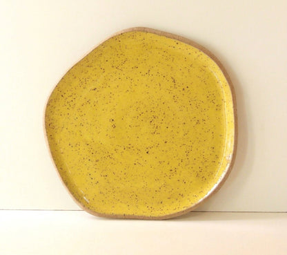 Travessa Rasa Orgânica em cerâmica artesanal — tamanho 32CM, argila Flocos, esmalte Amarelo Intenso