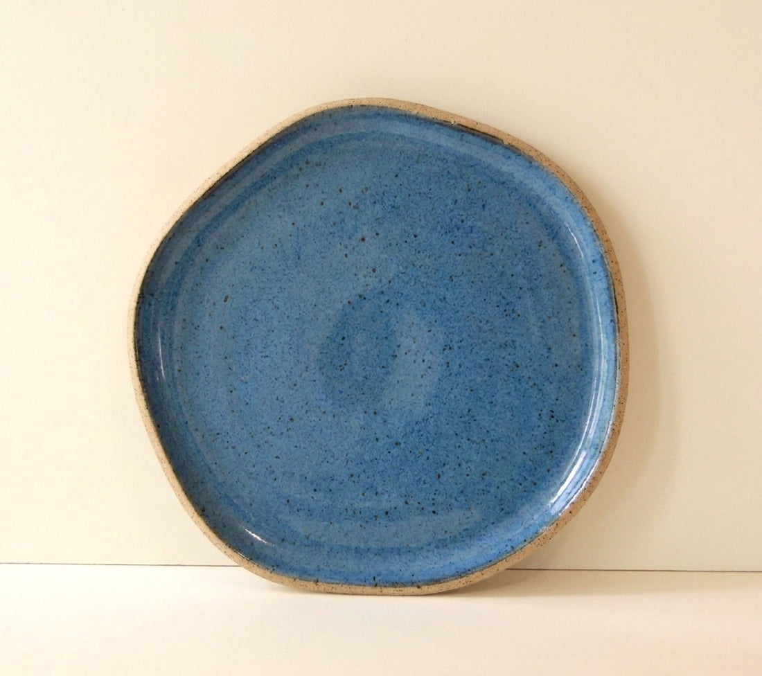 Travessa Rasa Orgânica em cerâmica artesanal — tamanho 32CM, argila Flocos, esmalte Azul Safira