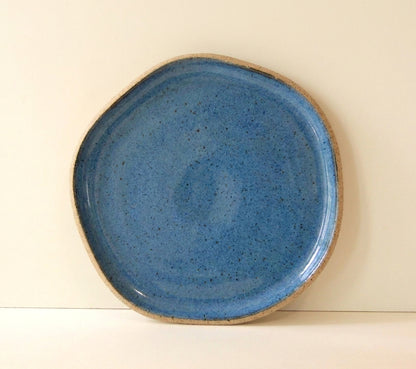 Travessa Rasa Orgânica em cerâmica artesanal — tamanho 32CM, argila Flocos, esmalte Azul Safira