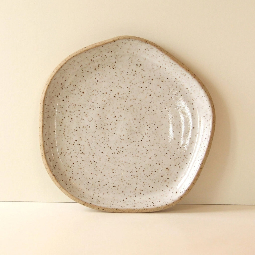 Travessa Rasa Orgânica em cerâmica artesanal — tamanho 32CM, argila Flocos, esmalte Branco AMME