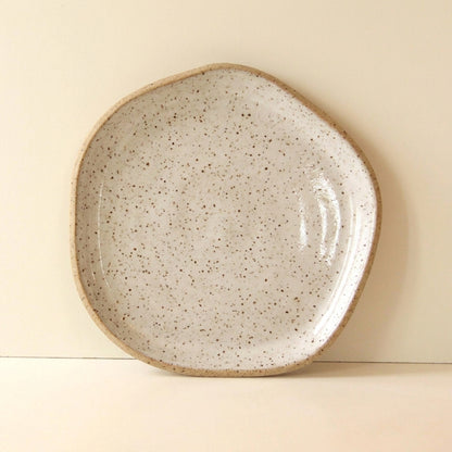 Travessa Rasa Orgânica em cerâmica artesanal — tamanho 32CM, argila Flocos, esmalte Branco AMME