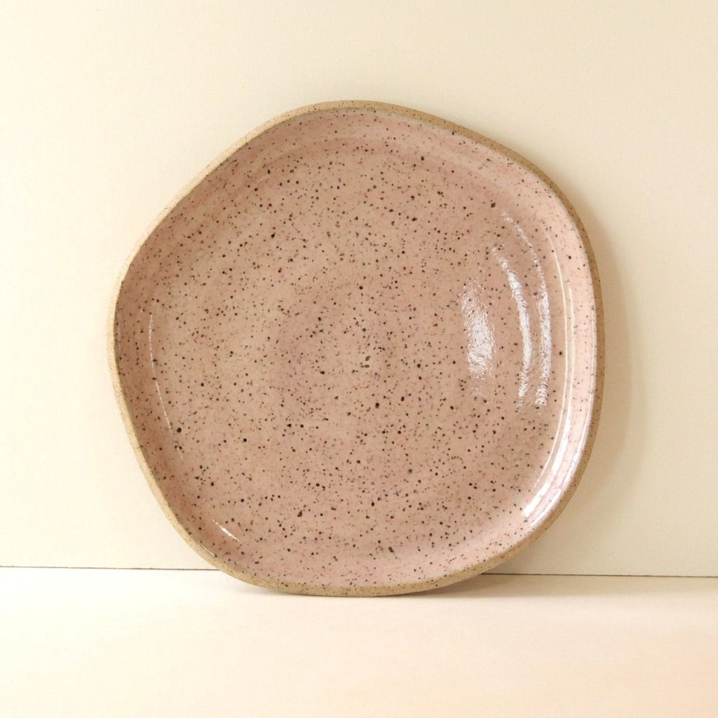 Travessa Rasa Orgânica em cerâmica artesanal — tamanho 32CM, argila Flocos, esmalte Nude