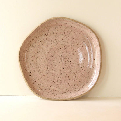 Travessa Rasa Orgânica em cerâmica artesanal — tamanho 32CM, argila Flocos, esmalte Nude
