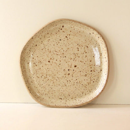 Travessa Rasa Orgânica em cerâmica artesanal — tamanho 32CM, argila Flocos, esmalte Pedra Sabão