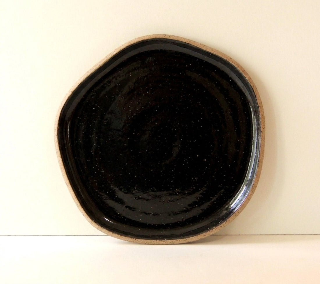 Travessa Rasa Orgânica em cerâmica artesanal — tamanho 32CM, argila Flocos, esmalte Preto Ébano