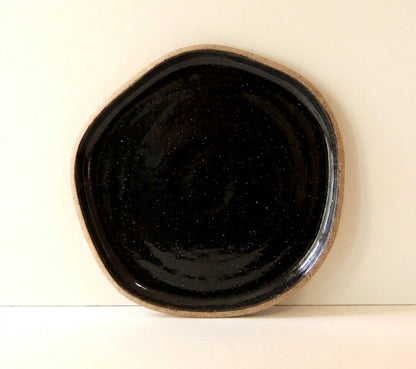 Travessa Rasa Orgânica em cerâmica artesanal — tamanho 32CM, argila Flocos, esmalte Preto Ébano