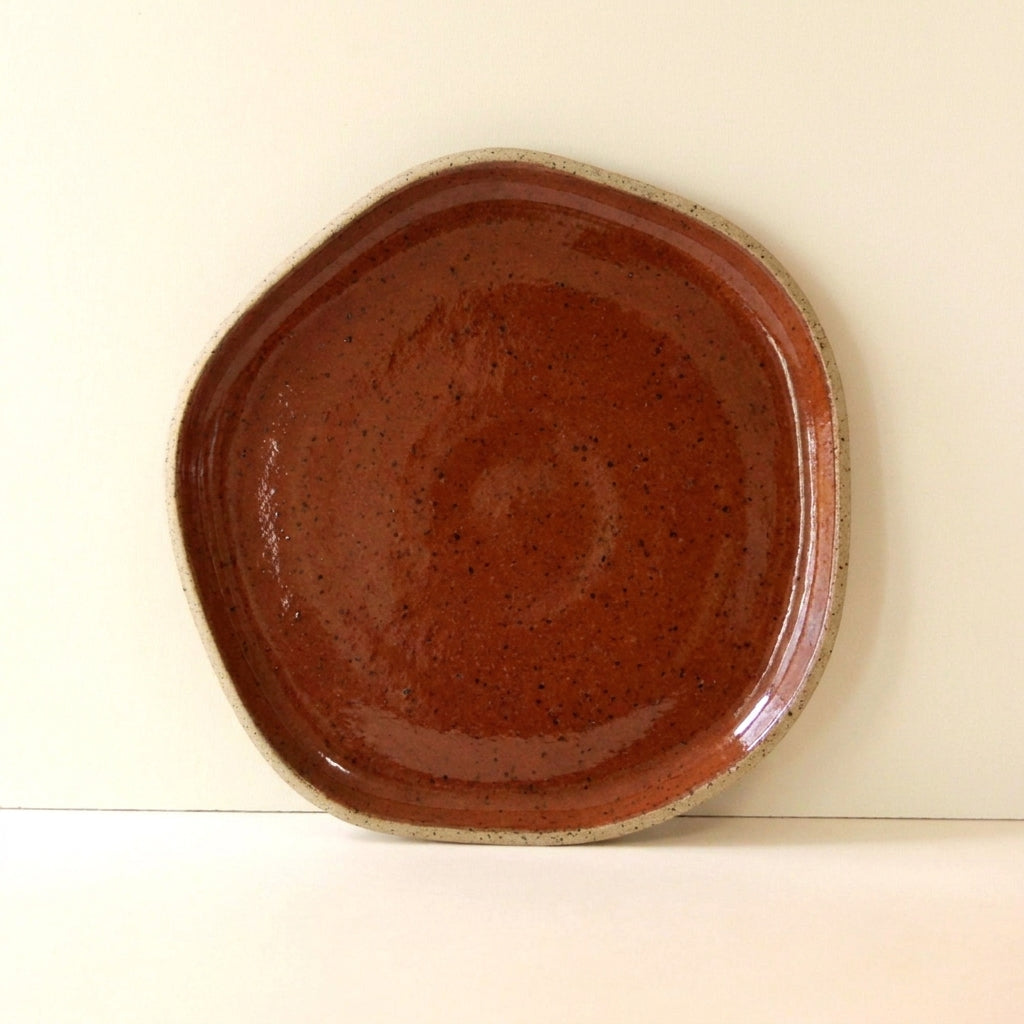 Travessa Rasa Orgânica em cerâmica artesanal — tamanho 32CM, argila Flocos, esmalte Sol de Terracota