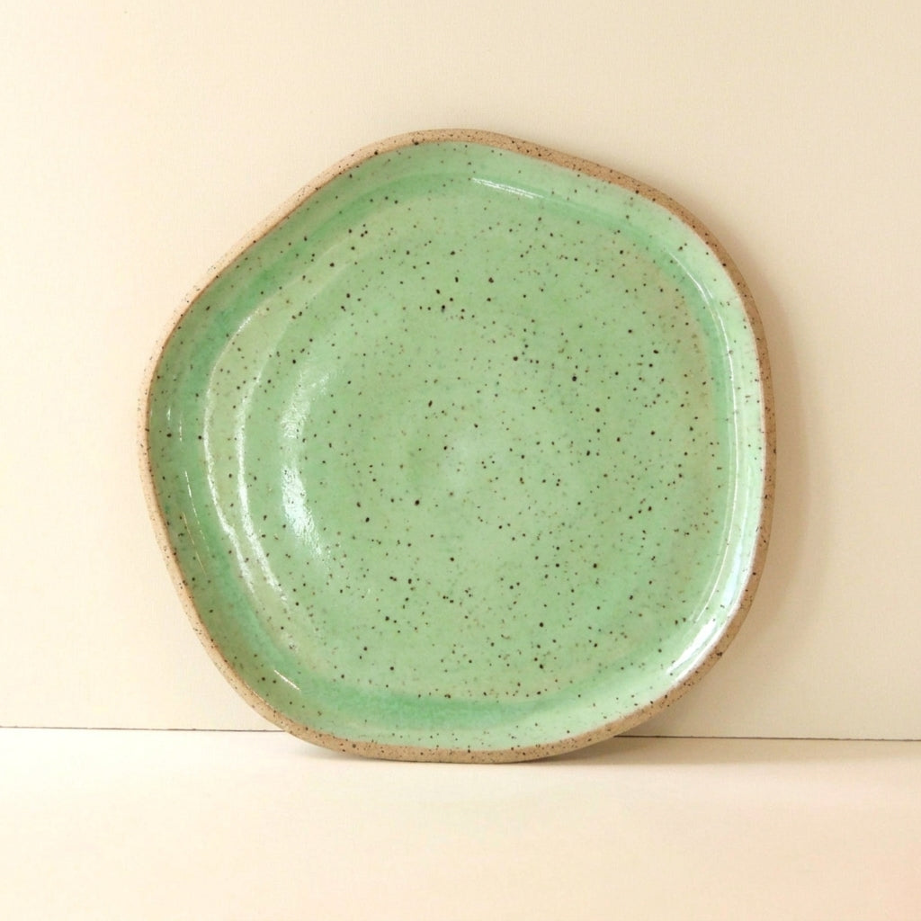 Travessa Rasa Orgânica em cerâmica artesanal — tamanho 32CM, argila Flocos, esmalte Verde Menta