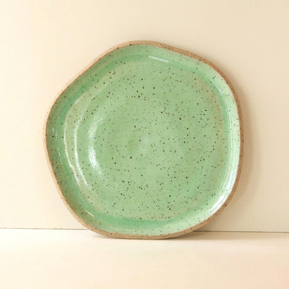 Travessa Rasa Orgânica em cerâmica artesanal — tamanho 32CM, argila Flocos, esmalte Verde Menta