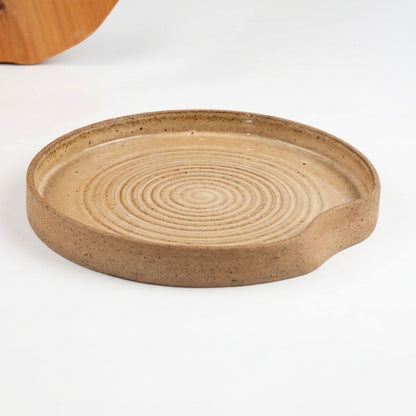 Travessa Redonda Borda Reta Amassadinha com Espiral em cerâmica artesanal — argila Cappuccino, esmalte Pedra Sabão