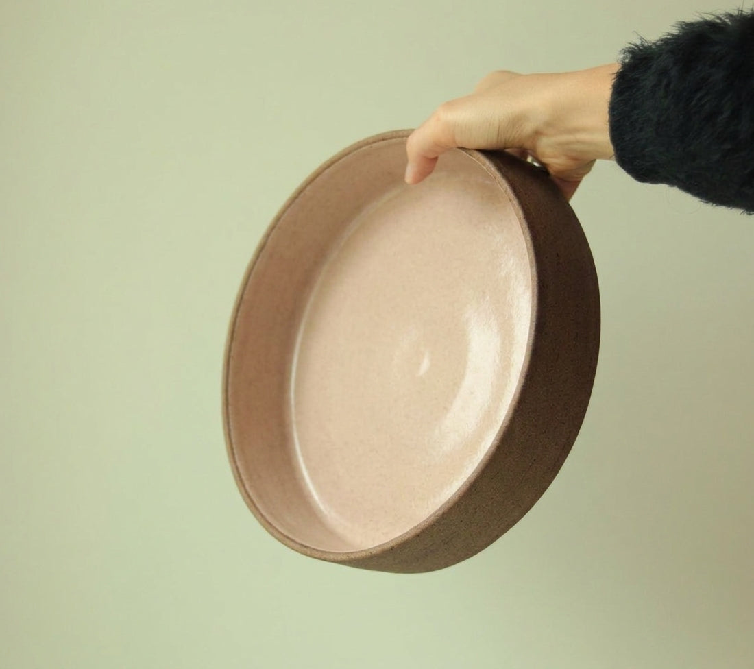 Travessa Redonda Borda Reta em cerâmica artesanal — tamanho 26CM x 6CM, argila Cappuccino, esmalte Nude