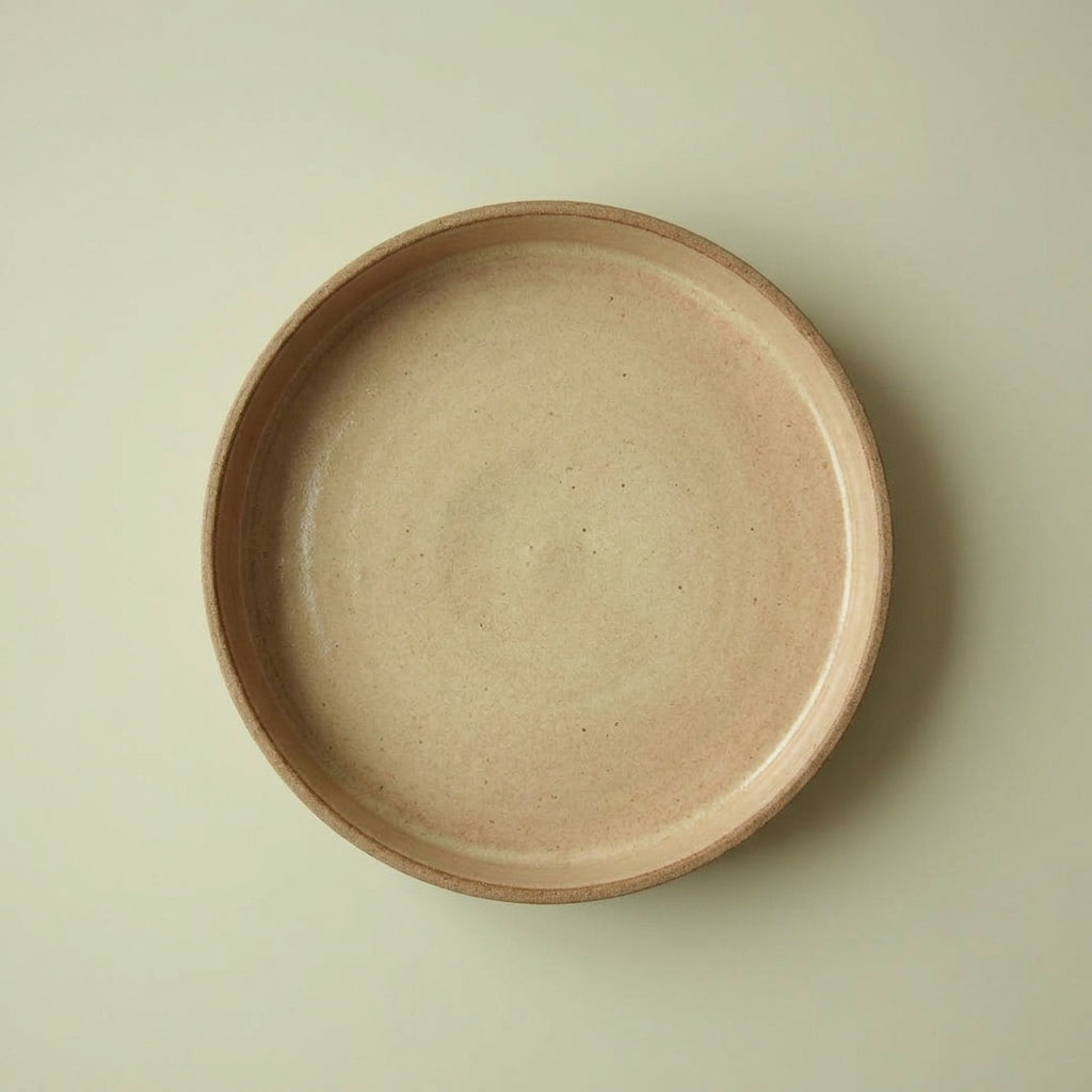 Travessa Redonda Borda Reta em cerâmica artesanal — tamanho 26CM x 6CM, argila Cappuccino, esmalte Nude