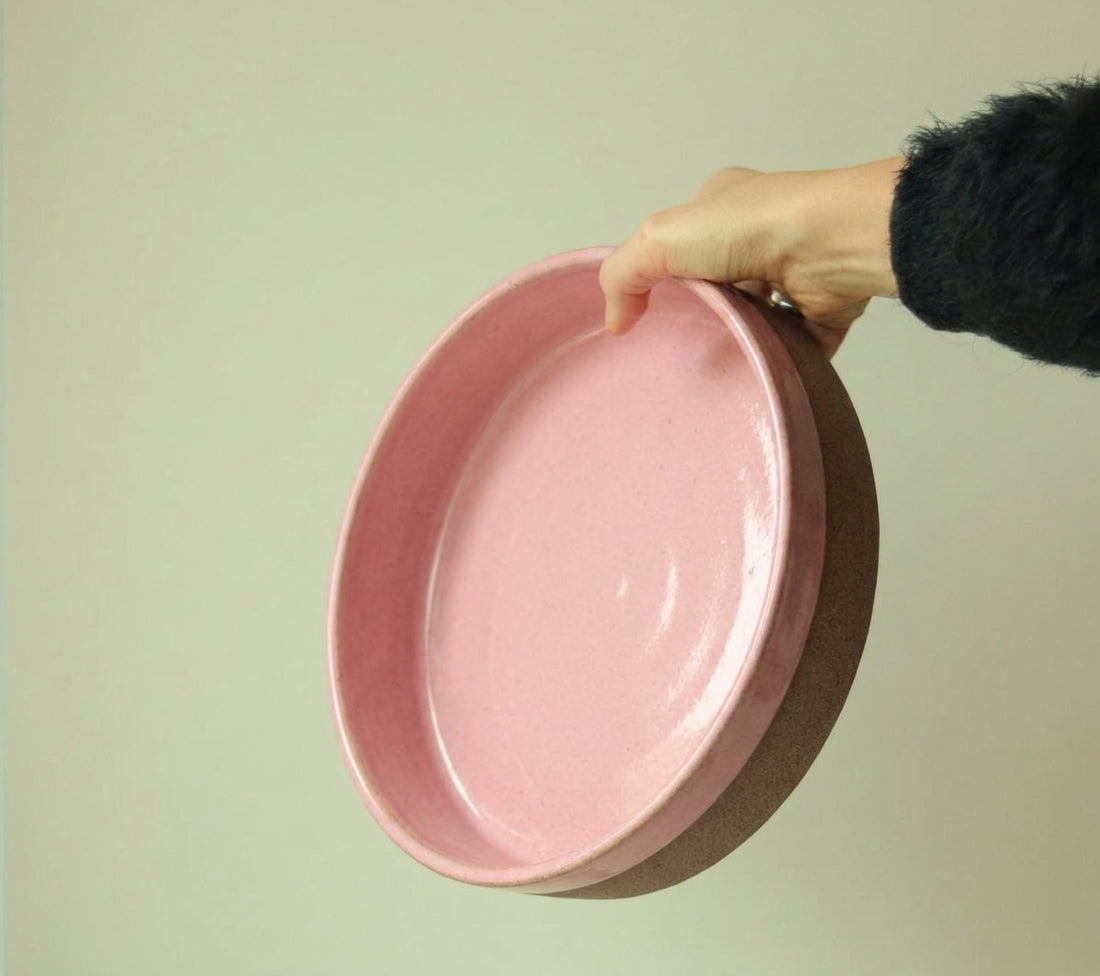 Travessa Redonda Borda Reta em cerâmica artesanal — tamanho 26CM x 6CM, argila Cappuccino, esmalte Rosa Barbie