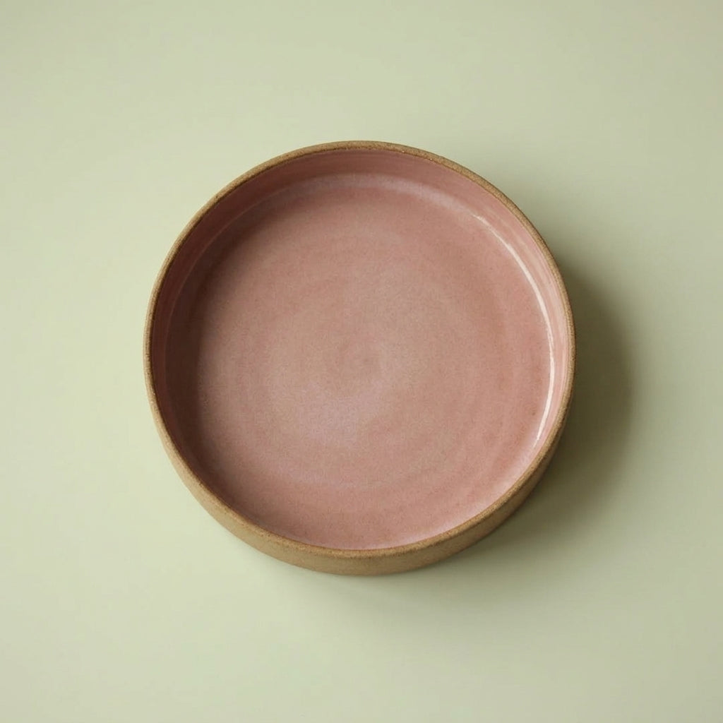 Travessa Redonda Borda Reta em cerâmica artesanal — tamanho 26CM x 6CM, argila Cappuccino, esmalte Rosa Barbie